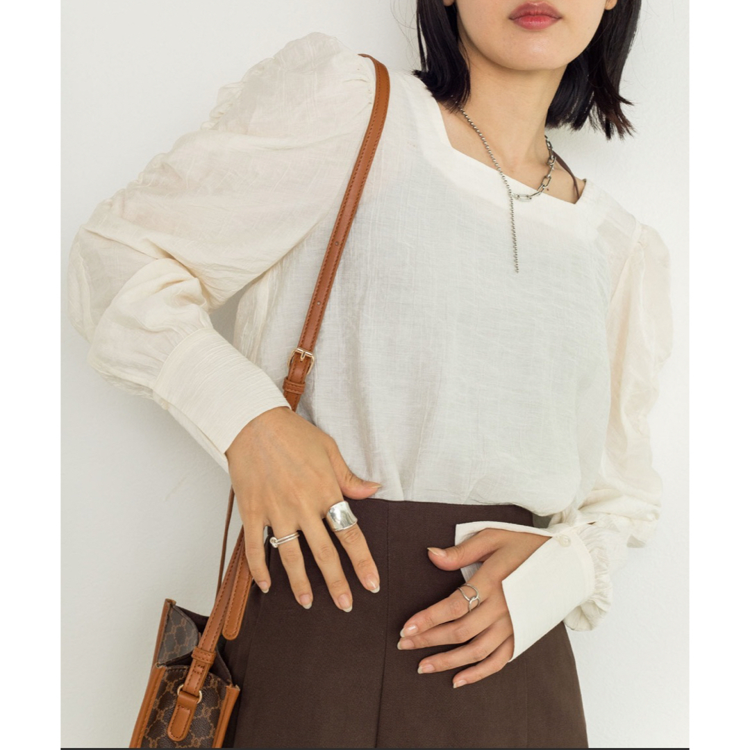w closet(ダブルクローゼット)のwclosetアイボリーブラウス　長袖　FREE レディースのトップス(シャツ/ブラウス(長袖/七分))の商品写真