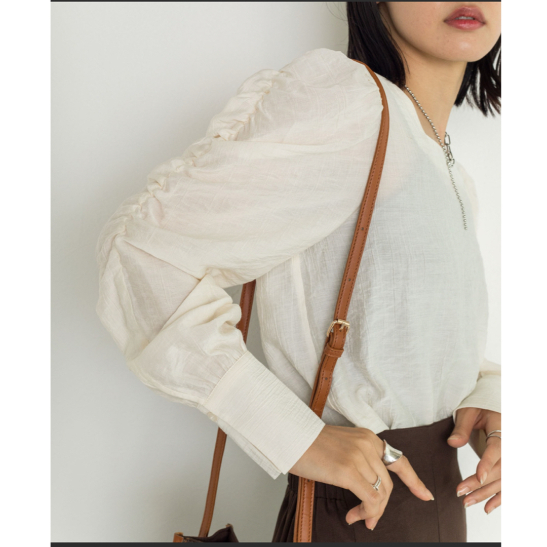w closet(ダブルクローゼット)のwclosetアイボリーブラウス　長袖　FREE レディースのトップス(シャツ/ブラウス(長袖/七分))の商品写真