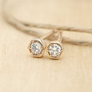 【小】ハニカムデザインにキラリと輝くダイヤモンド ピアス K10YG(ピアス)