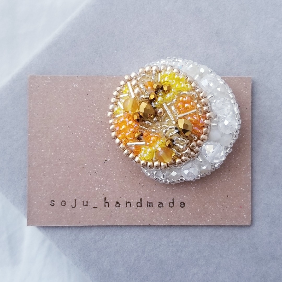 月と太陽ブローチ ビーズ刺繍 ブローチの通販 by soju 月と太陽ブローチ ビーズ刺繍 ブローチの通販 by soju