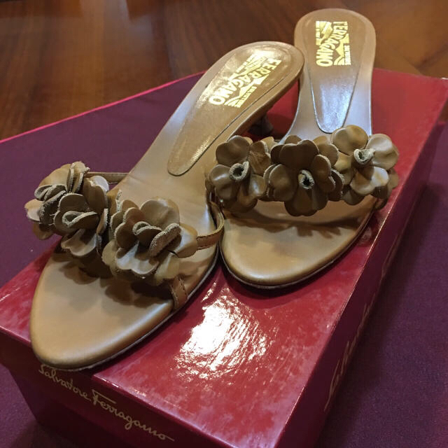 Salvatore Ferragamo(サルヴァトーレフェラガモ)のフェラガモ お花 キャメル サンダル レディースの靴/シューズ(サンダル)の商品写真