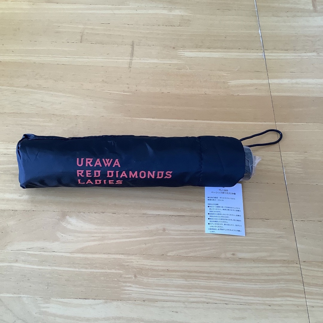 浦和レッズ レディース 折り畳み傘 スポーツ/アウトドアのサッカー/フットサル(記念品/関連グッズ)の商品写真