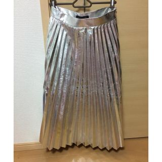 ザラ(ZARA)のZARA 完売✨シルバープリーツスカート(ひざ丈スカート)