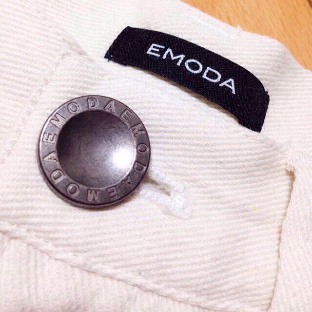 EMODA(エモダ)の新品送込！EMODA★白デニムショーパン レディースのパンツ(ショートパンツ)の商品写真