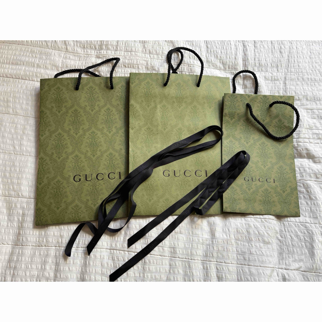 GUCCI(グッチ)のGUCCI 最新ショッパー3枚、リボン2本 超美品 レディースのバッグ(ショップ袋)の商品写真