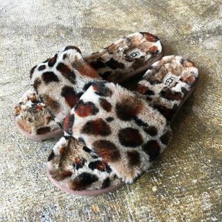UGG - 新品未使用 UGG アグ ファーサンダル 25cm ピンクの通販