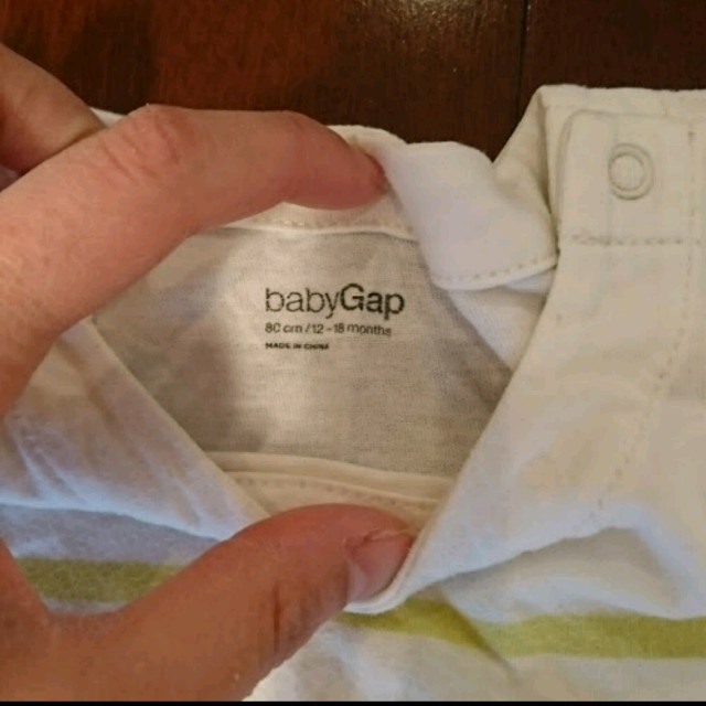 babyGAP(ベビーギャップ)の着画あり  ギャップ ボーダーTシャツ キッズ/ベビー/マタニティのベビー服(~85cm)(Ｔシャツ)の商品写真