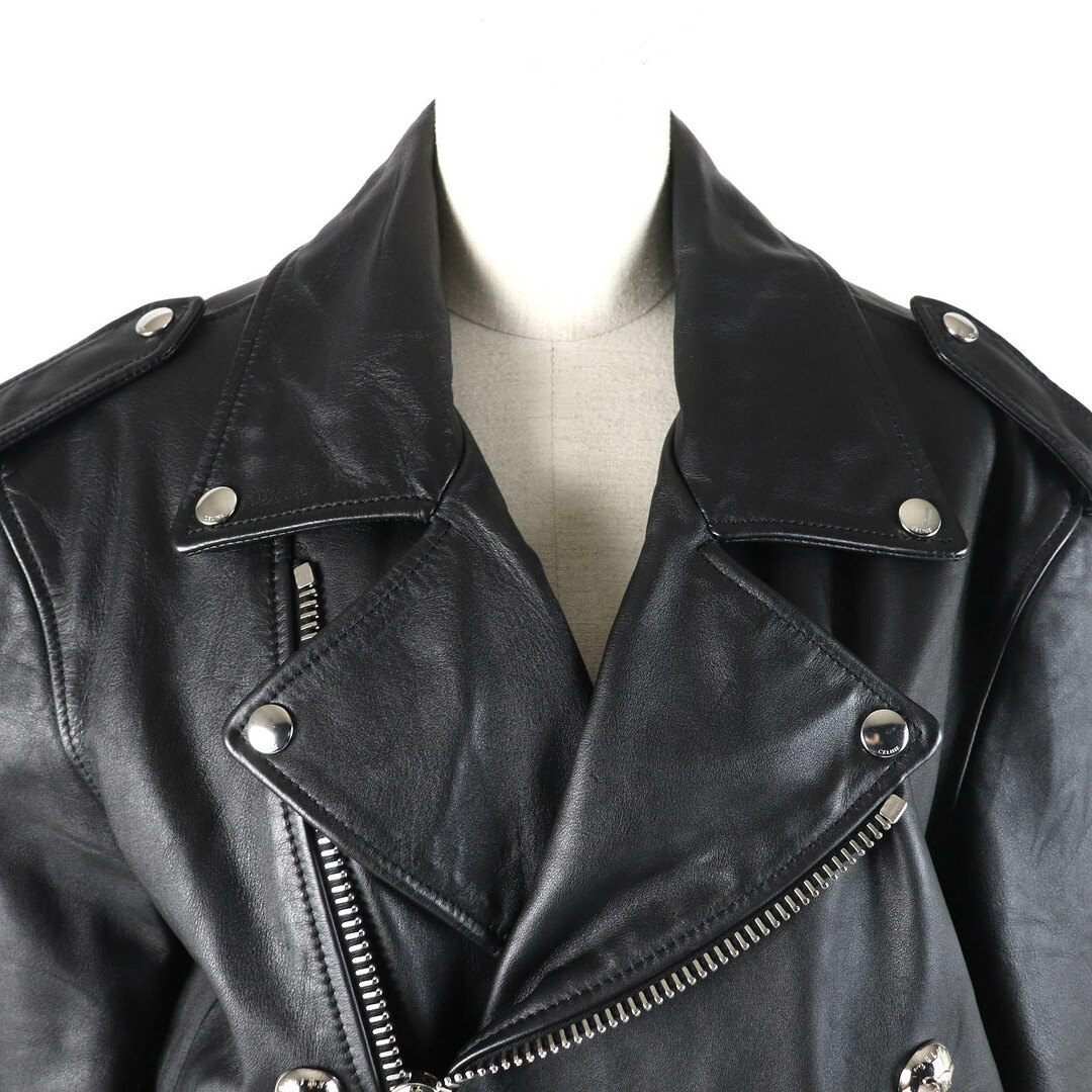 CELINE(セリーヌ)の未使用品△CELINE セリーヌ 2EG91599E LOOSE BIKER JACKET ルーズバイカージャケット トリオンフロゴボタン 中綿入り ダブル ライダース レザー ジャケット ブラック 34 イタリア製 正規品 レディース オススメ◎ レディースのジャケット/アウター(ライダースジャケット)の商品写真