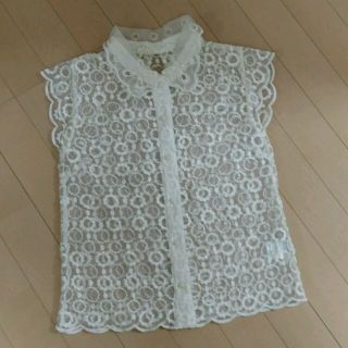 リリーブラウン(Lily Brown)のノースリーブオーガンジー刺繍ブラウス(シャツ/ブラウス(半袖/袖なし))