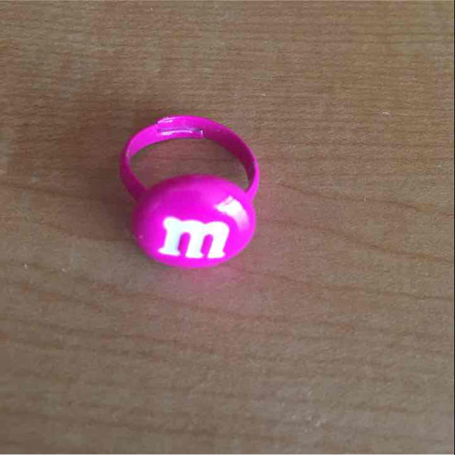 m&m 指輪 ショッキングピンク レディースのアクセサリー(リング(指輪))の商品写真