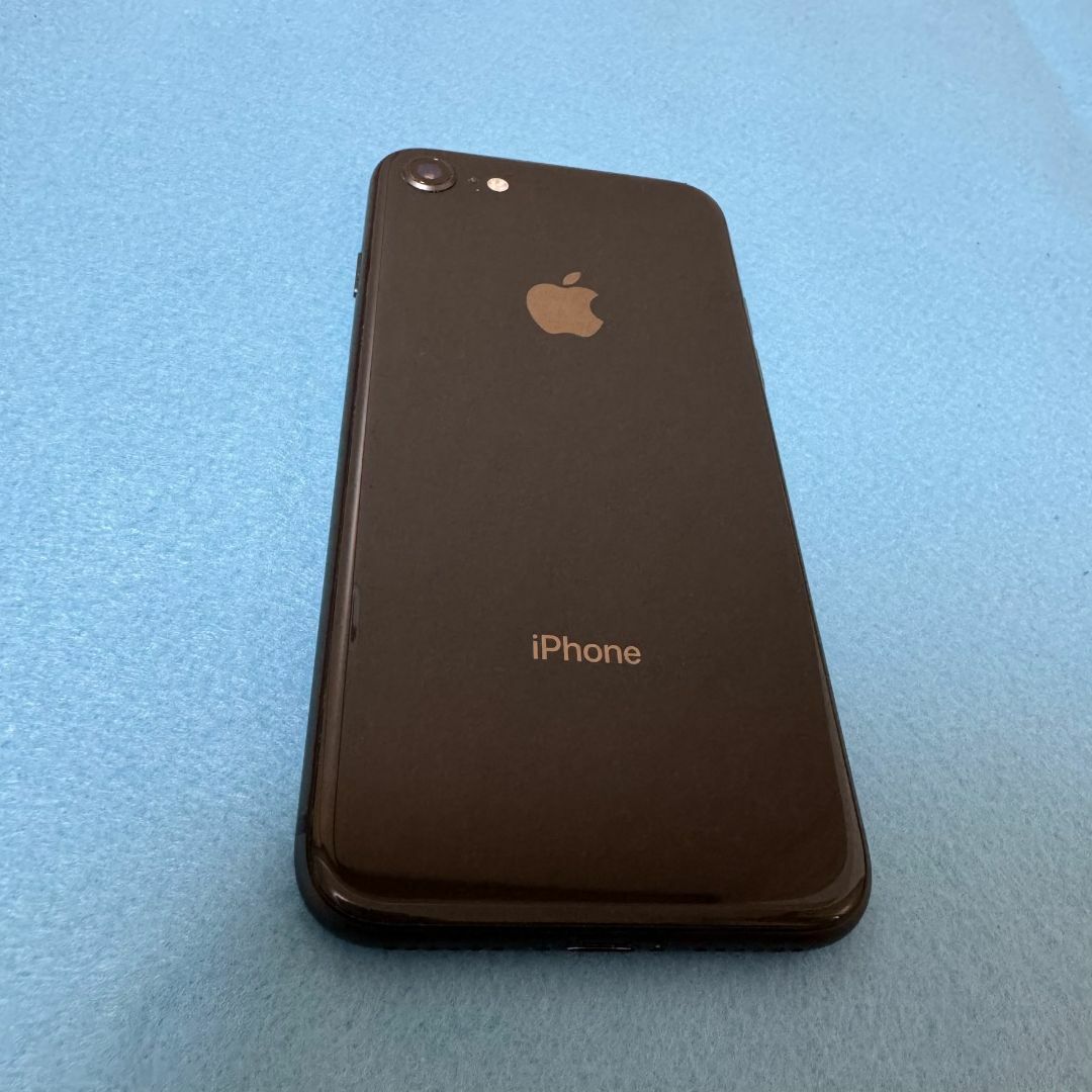 Apple(アップル)のiPhone8【送料無料】SIMフリー 64GB  スマホ/家電/カメラのスマートフォン/携帯電話(スマートフォン本体)の商品写真