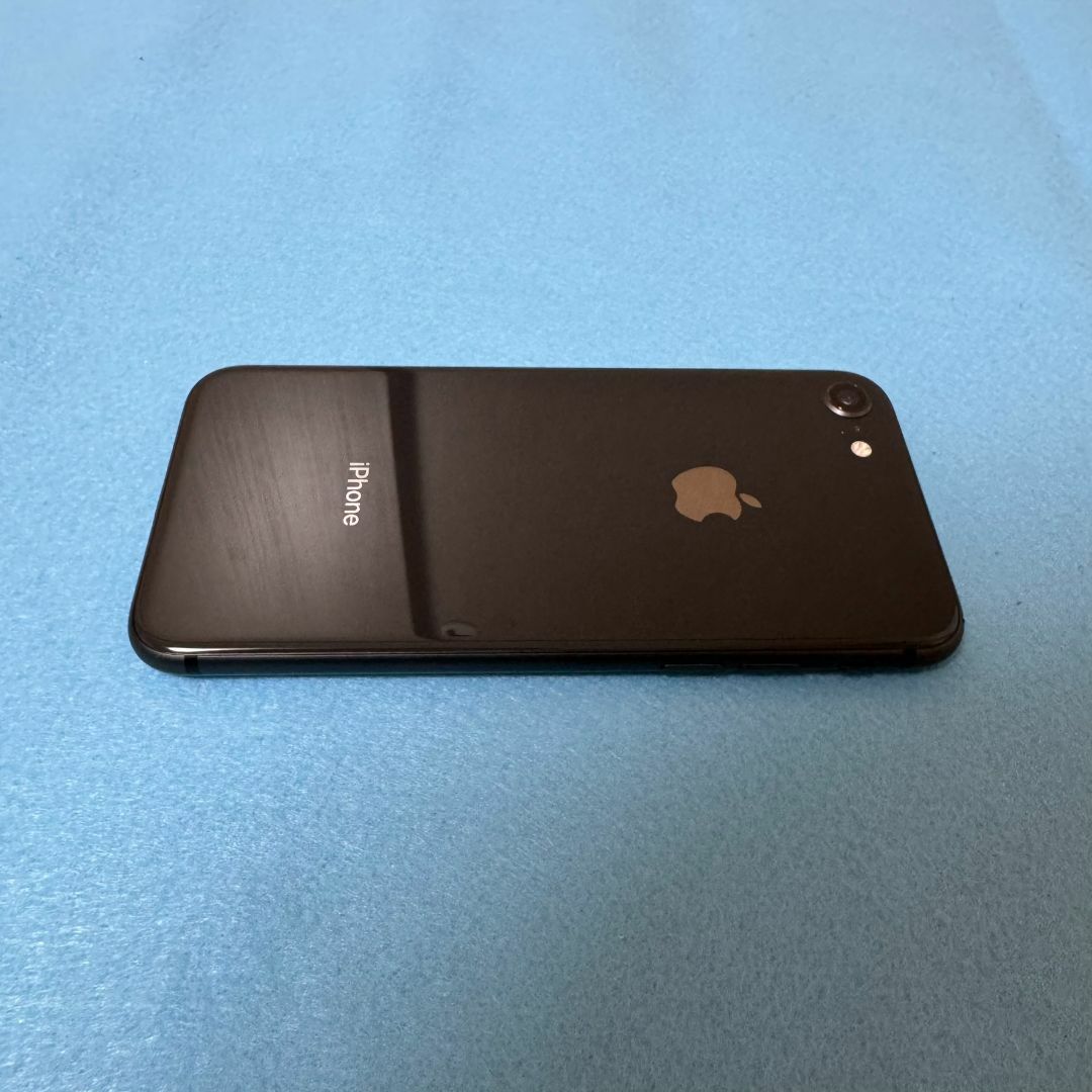 Apple(アップル)のiPhone8【送料無料】SIMフリー 64GB  スマホ/家電/カメラのスマートフォン/携帯電話(スマートフォン本体)の商品写真