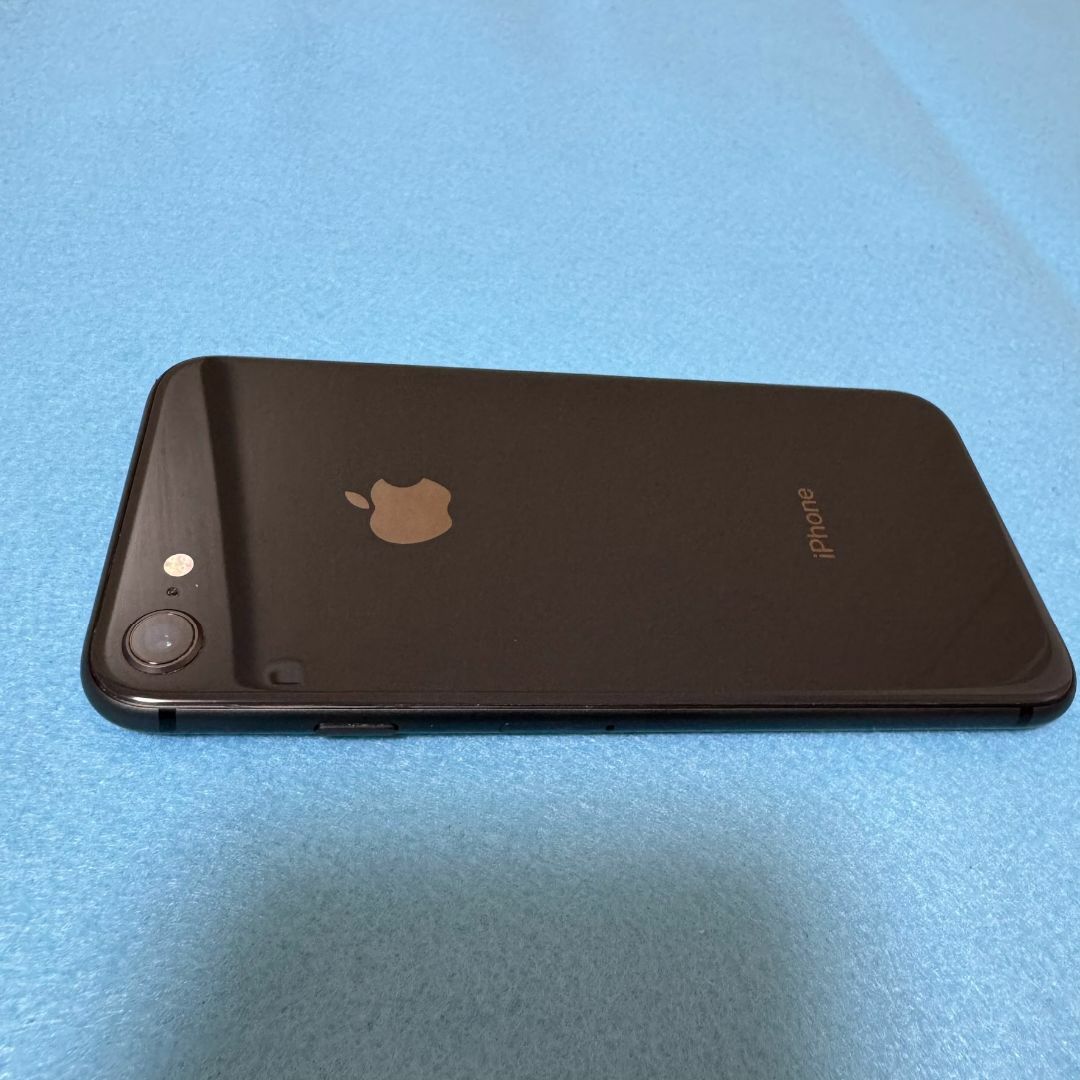 Apple(アップル)のiPhone8【送料無料】SIMフリー 64GB  スマホ/家電/カメラのスマートフォン/携帯電話(スマートフォン本体)の商品写真