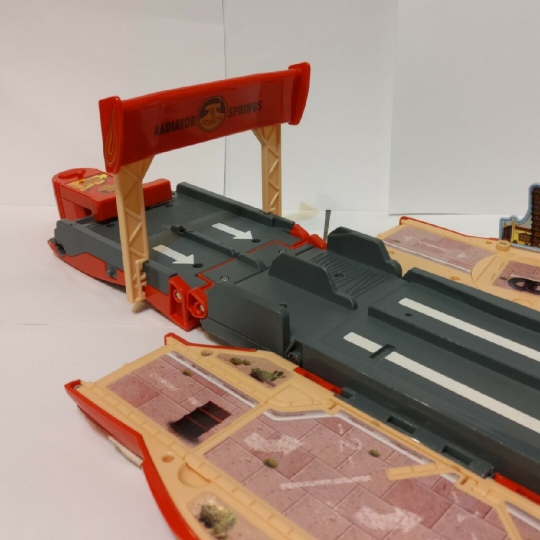 Takara Tomy - カーズ・トミカ ドリフトコースに変身 Takara Tomy - カーズ・トミカ ドリフトコースに変身