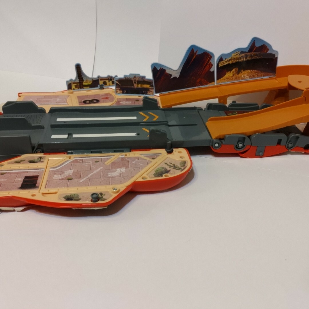 Takara Tomy - カーズ・トミカ ドリフトコースに変身 Takara Tomy - カーズ・トミカ ドリフトコースに変身