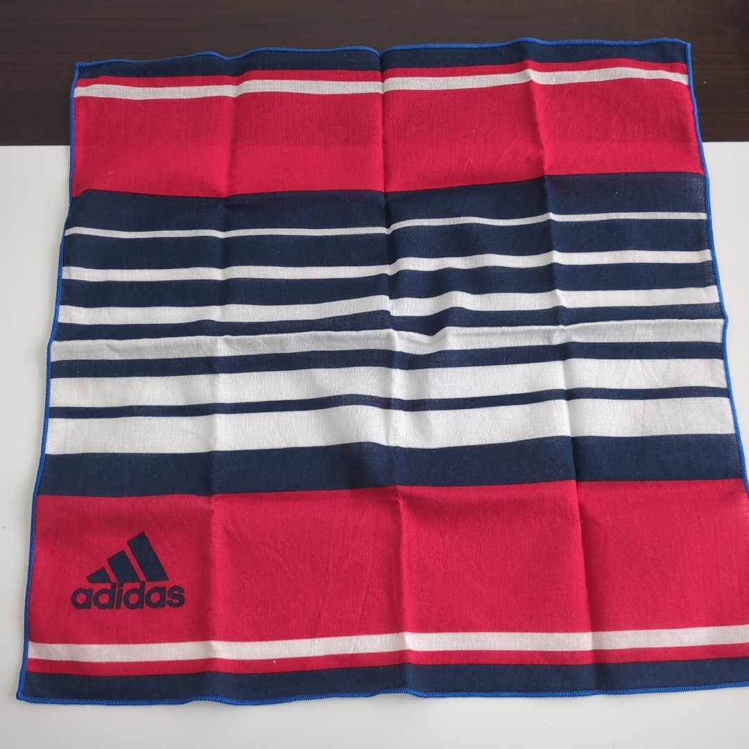 adidas(アディダス)のアディダスハンカチ キッズ/ベビー/マタニティのこども用ファッション小物(その他)の商品写真
