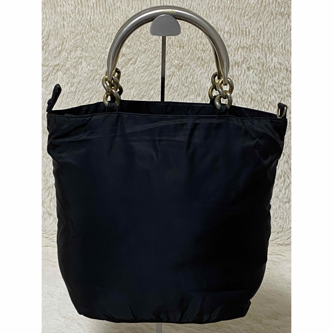 PRADA - PRADA ブラック ナイロン ハンドバッグ メタルハンドル PRADA - PRADA ブラック ナイロン ハンドバッグ メタルハンドル