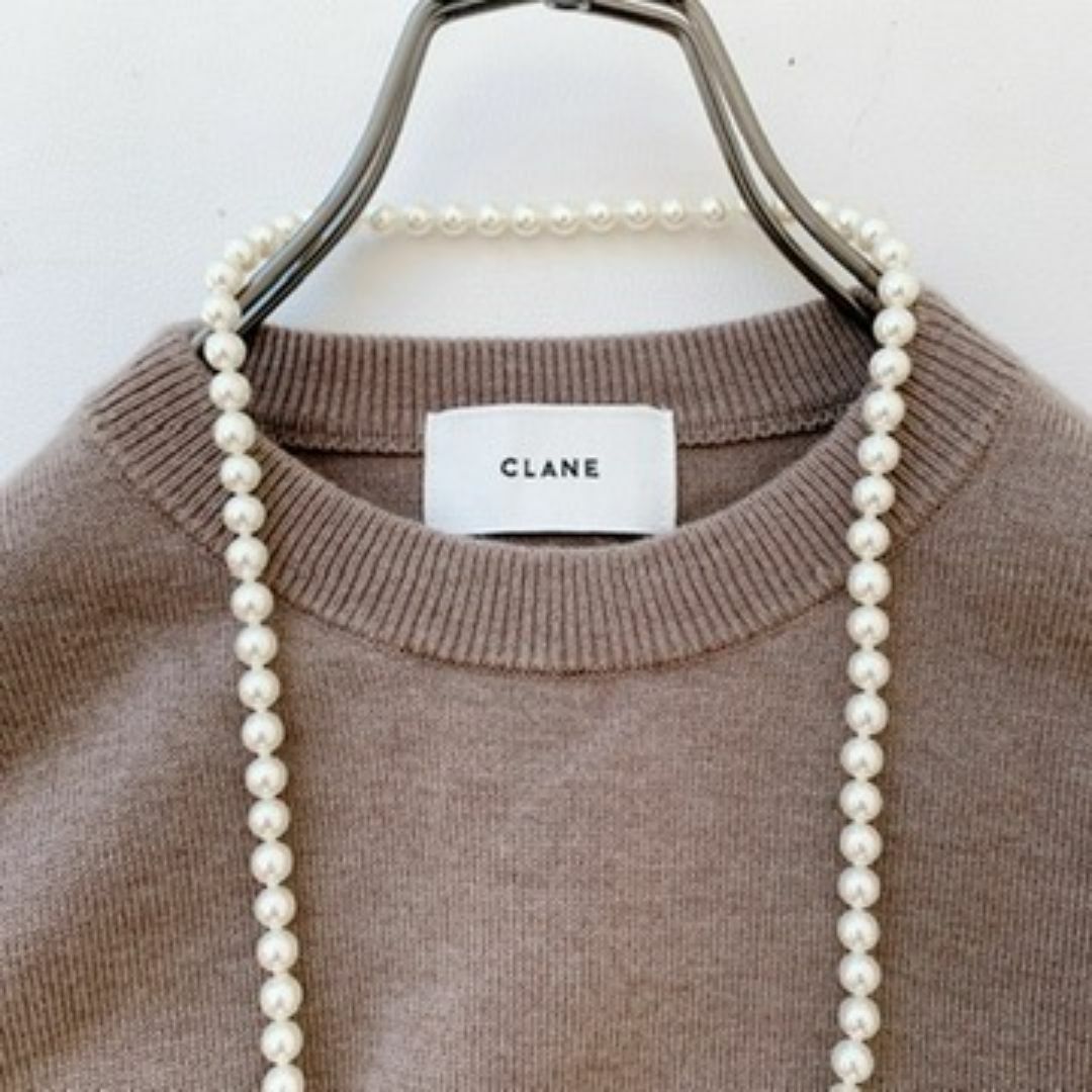 CLANE(クラネ)の【美品】CLANE 着るだけでエレガント！可愛いニット　バックフリル レディースのトップス(ニット/セーター)の商品写真