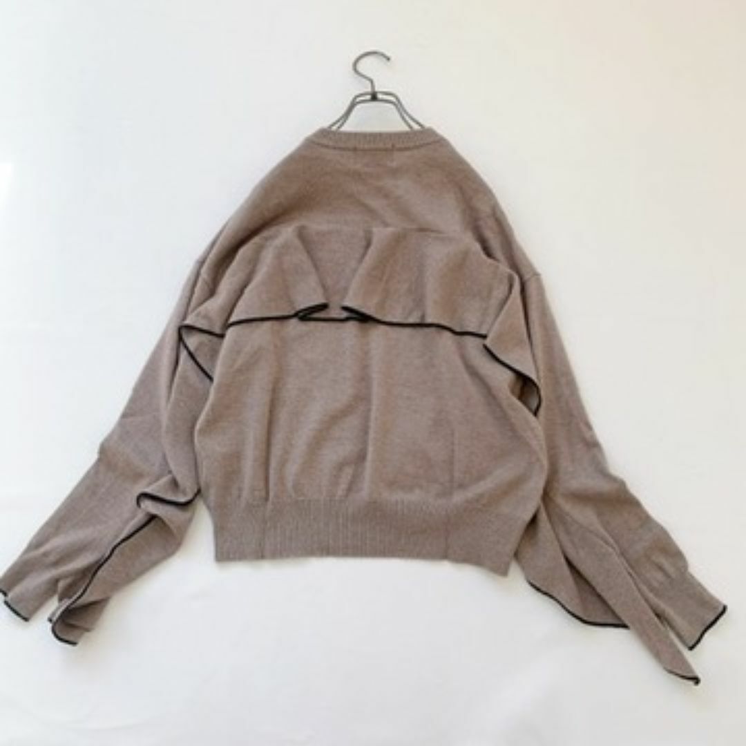 CLANE(クラネ)の【美品】CLANE 着るだけでエレガント！可愛いニット　バックフリル レディースのトップス(ニット/セーター)の商品写真