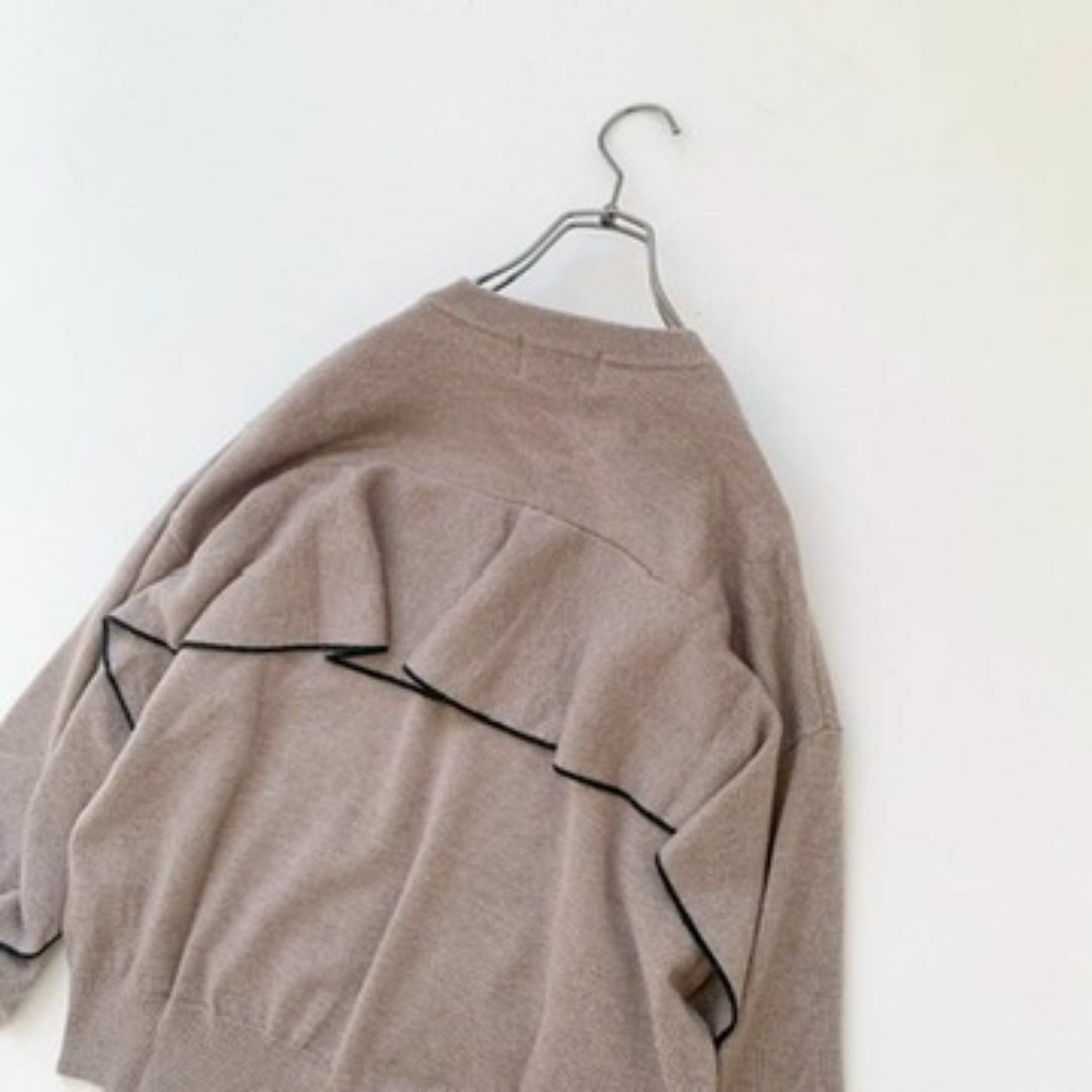 CLANE(クラネ)の【美品】CLANE 着るだけでエレガント！可愛いニット　バックフリル レディースのトップス(ニット/セーター)の商品写真