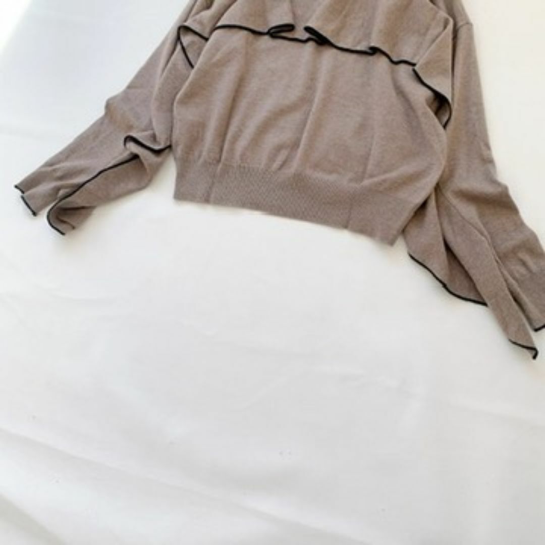 CLANE(クラネ)の【美品】CLANE 着るだけでエレガント！可愛いニット　バックフリル レディースのトップス(ニット/セーター)の商品写真