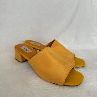 ジュゼ(Juze)のJuze イエロー　スエード　サンダル(サンダル)