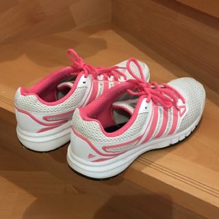 アディダス(adidas)のadidas👟スニーカーレディース（25.0センチ）(スニーカー)