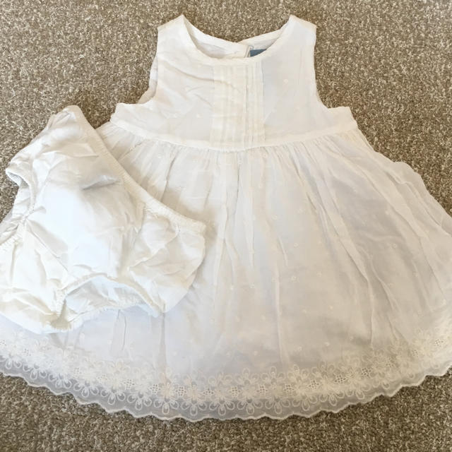 babyGAP(ベビーギャップ)のgap白のコットンレースワンピ キッズ/ベビー/マタニティのベビー服(~85cm)(ワンピース)の商品写真