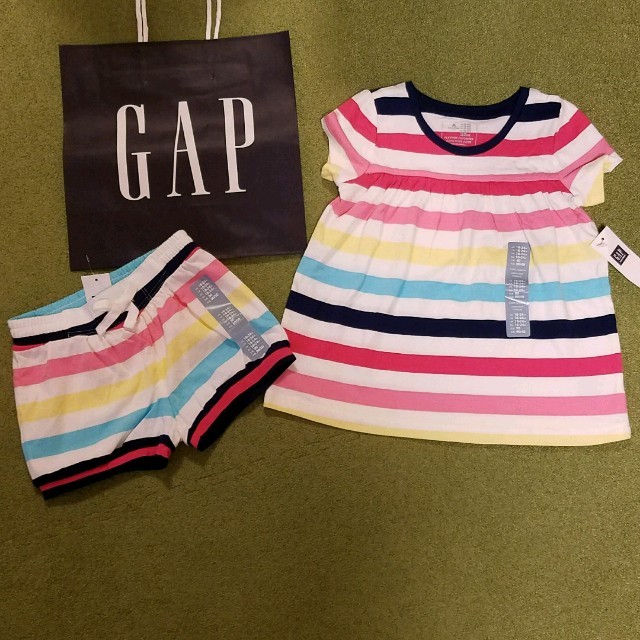 babyGAP(ベビーギャップ)の90 カラフルボーダー　チュニック&ショートパンツ キッズ/ベビー/マタニティのキッズ服女の子用(90cm~)(Tシャツ/カットソー)の商品写真