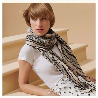 HERMES - エルメス 朝の散歩 カレ 140 カシミヤ/シルク スカーフ HERMES - エルメス 朝の散歩 カレ 140 カシミヤ/シルク スカーフ