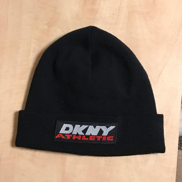 DKNY WOMEN(ダナキャランニューヨークウィメン)のDKNY ニット帽 黒 オープニングセレモニーで購入 レディースの帽子(ニット帽/ビーニー)の商品写真