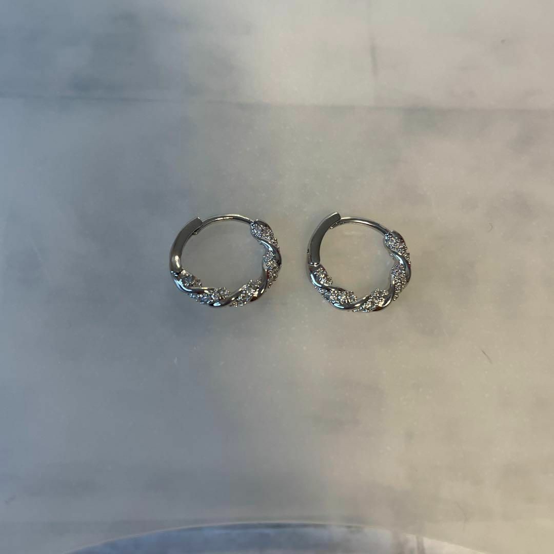 シルバー　1.5㎝　フープピアス 　ビジュー　リング 上品 韓国　ピアス　軽量 レディースのアクセサリー(ピアス)の商品写真