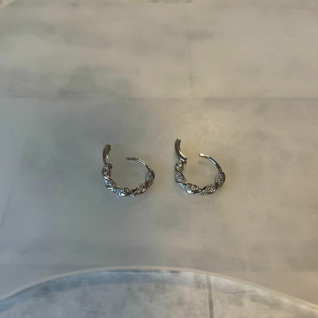 シルバー　1.5㎝　フープピアス 　ビジュー　リング 上品 韓国　ピアス　軽量 レディースのアクセサリー(ピアス)の商品写真