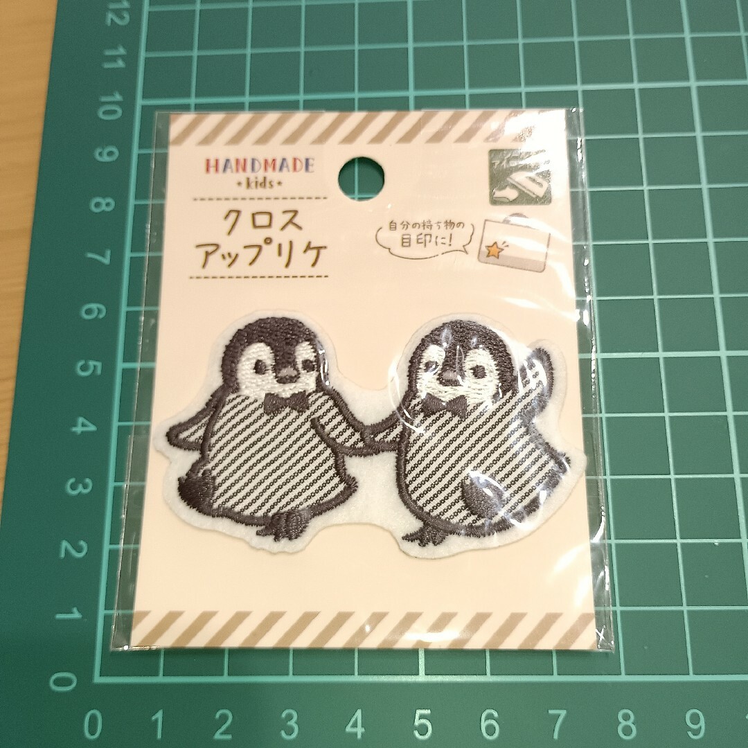 【新品】なかよしペンギン ワッペン クロス アップリケ アイロン ハンドメイドの素材/材料(各種パーツ)の商品写真