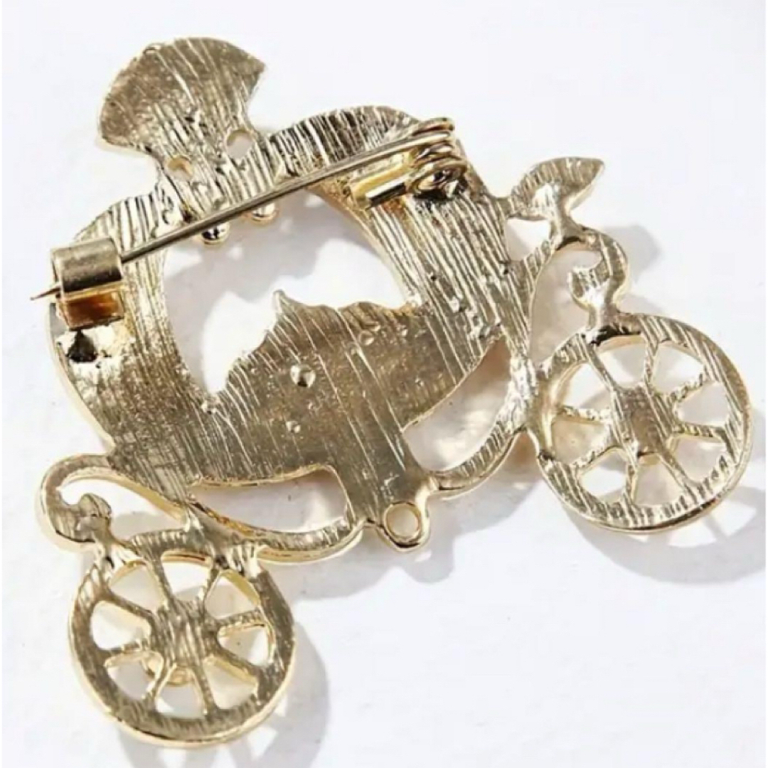 SALE🩷かぼちゃの馬車　ブローチ　ラインストーン　カボチャ馬車 レディースのアクセサリー(ブローチ/コサージュ)の商品写真