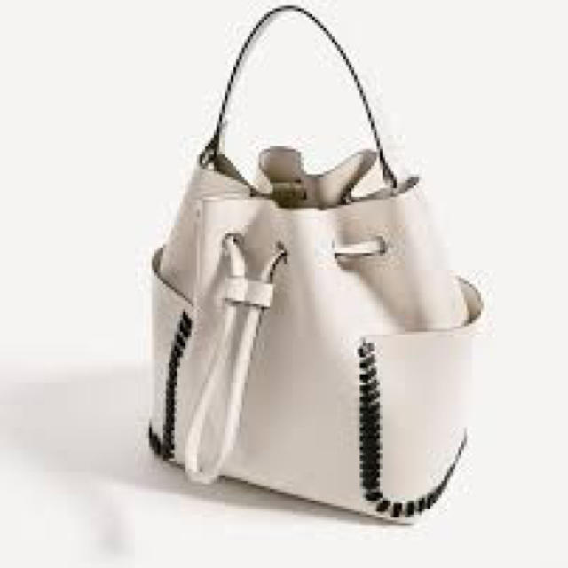 ZARA(ザラ)のザラ コントラストディテール 巾着バッグ レディースのバッグ(ショルダーバッグ)の商品写真