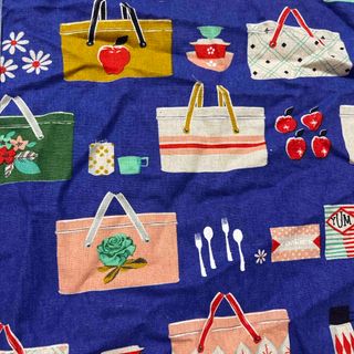 はぎれ50cm×60cmくらい(生地/糸)