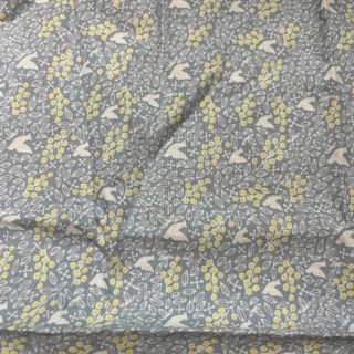 はぎれ50cm×40cmくらい(生地/糸)