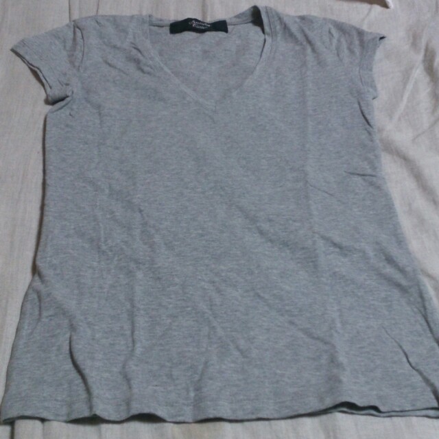 ANOTHER EDITION(アナザーエディション)のVネックグレーTシャツ レディースのトップス(Tシャツ(半袖/袖なし))の商品写真
