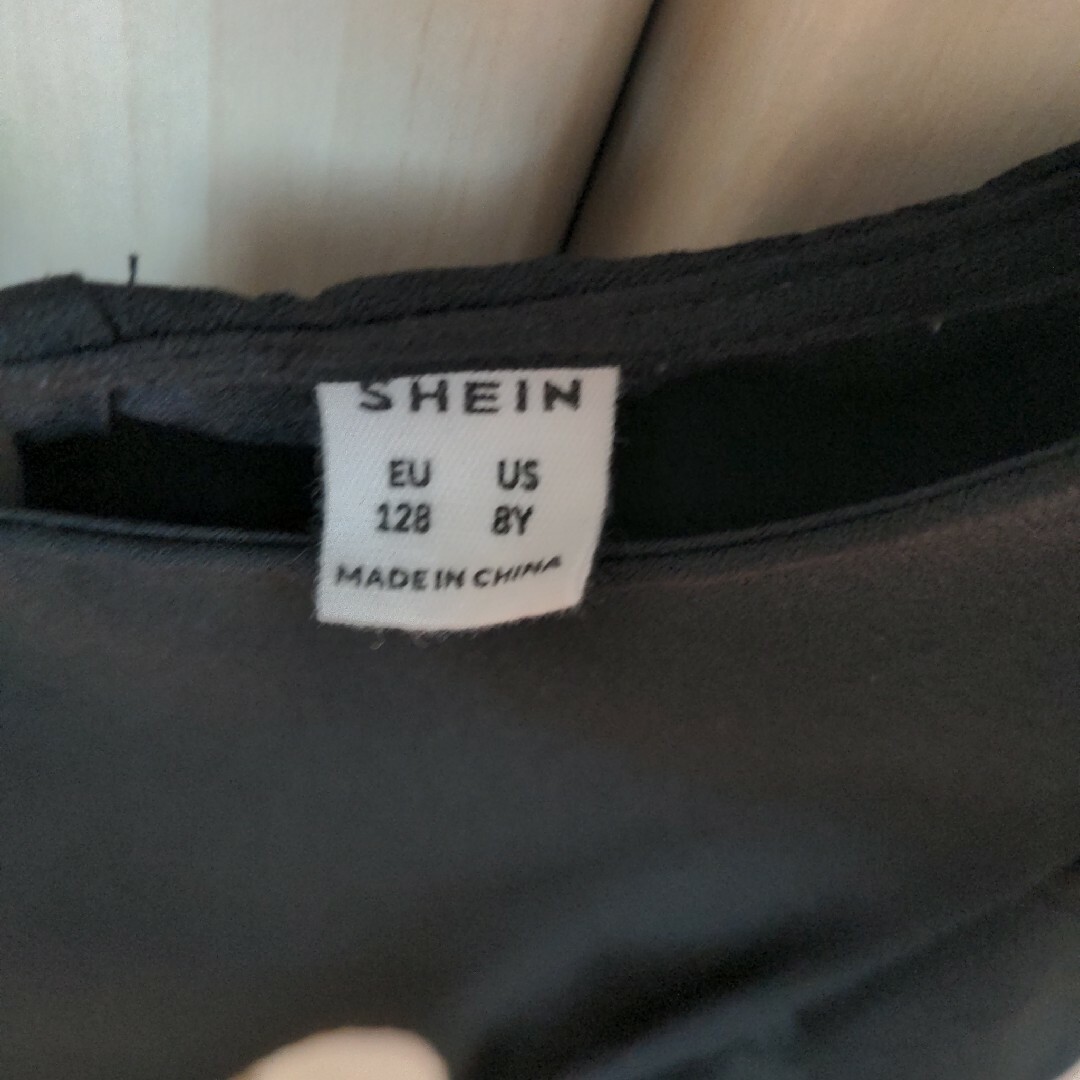 SHEIN(シーイン)のSHEIN 黒 フリル袖 半袖トップス size7と8 キッズ/ベビー/マタニティのキッズ服女の子用(90cm~)(ブラウス)の商品写真