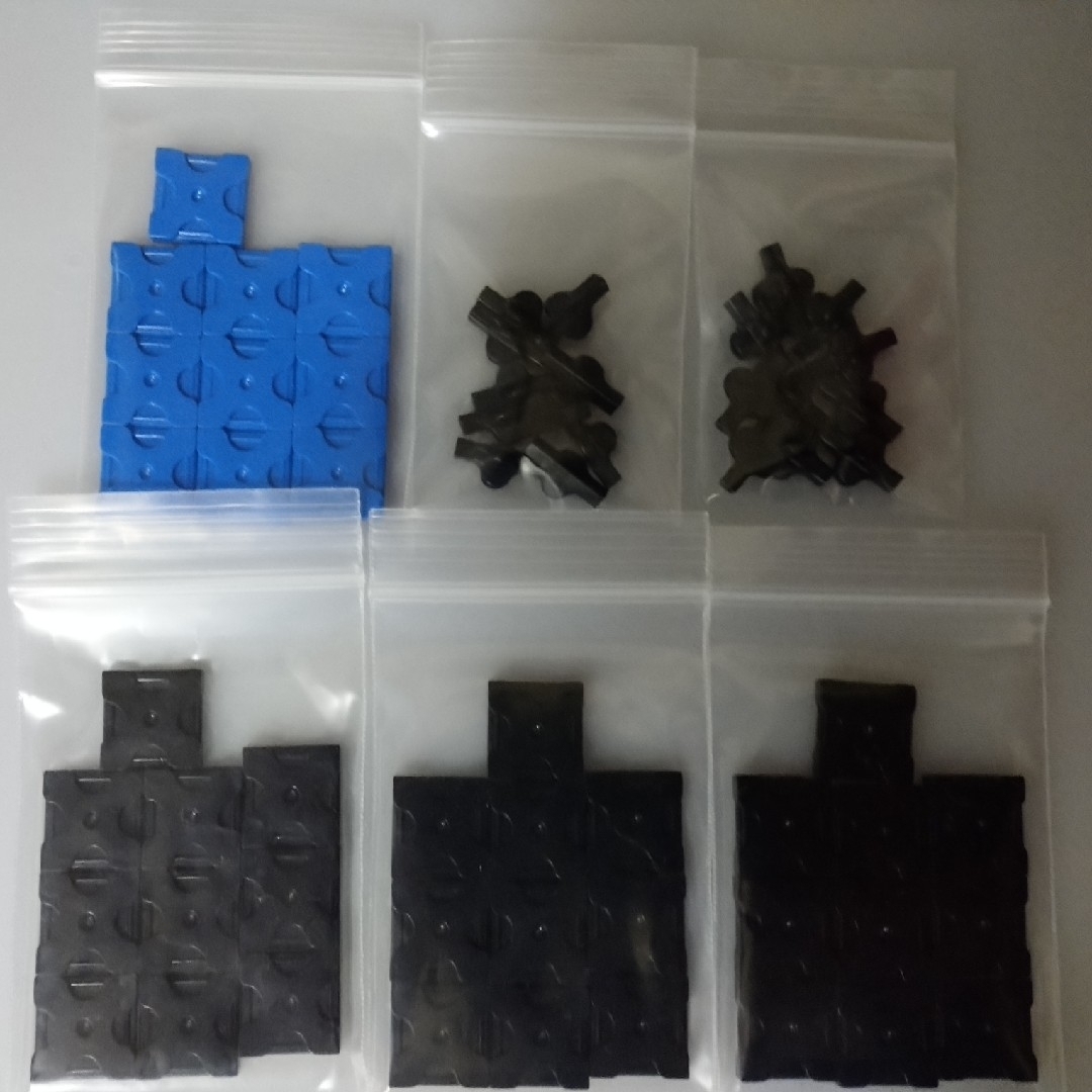 LaQ(ラキュー)のsmcs様。バラ売りLaQ 黒、青 60個 キッズ/ベビー/マタニティのおもちゃ(知育玩具)の商品写真