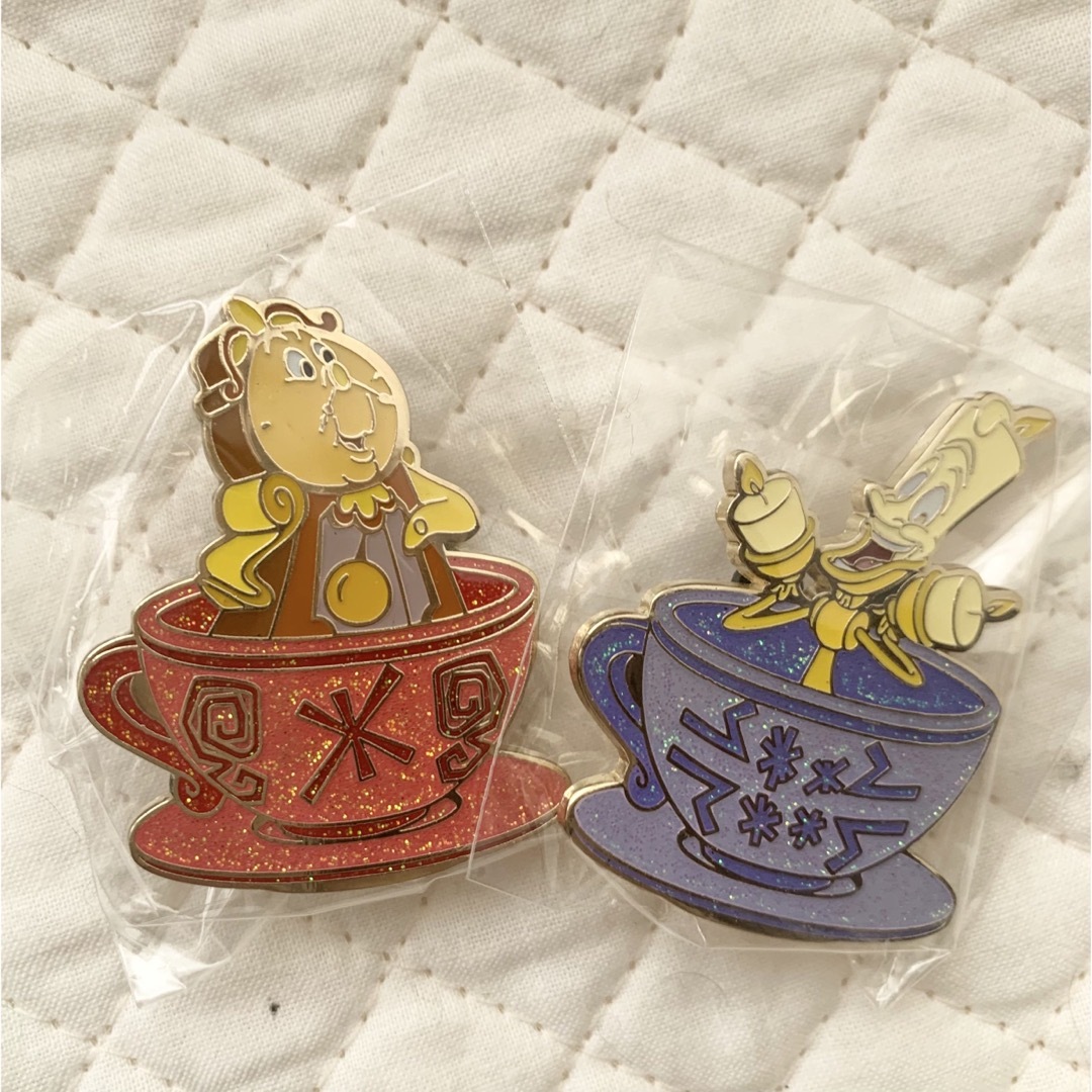 Disney(ディズニー)の非売品 香港ディズニー 美女と野獣 ルミエール コグスワース ピンバッジ エンタメ/ホビーのアニメグッズ(バッジ/ピンバッジ)の商品写真