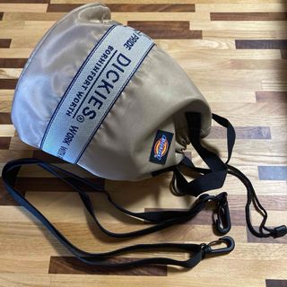 ディッキーズ(Dickies)のDICKIES ショルダー　巾着バッグ　2way ナイロン　ベージュ(ショルダーバッグ)