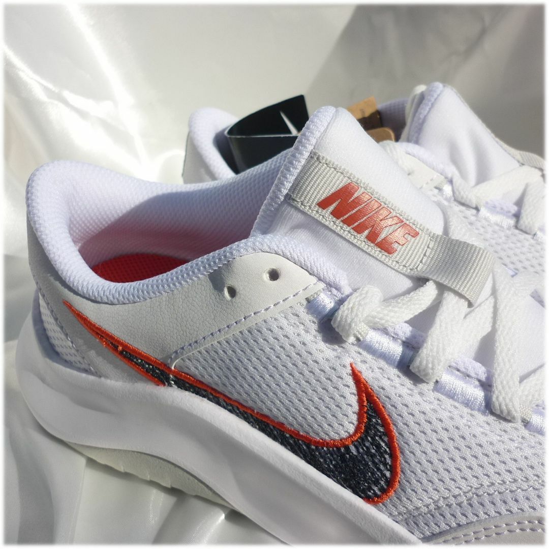 NIKE - ラスト1点新品24.5cm ナイキ白ランニングシューズ NIKE - ラスト1点新品24.5cm ナイキ白ランニングシューズ