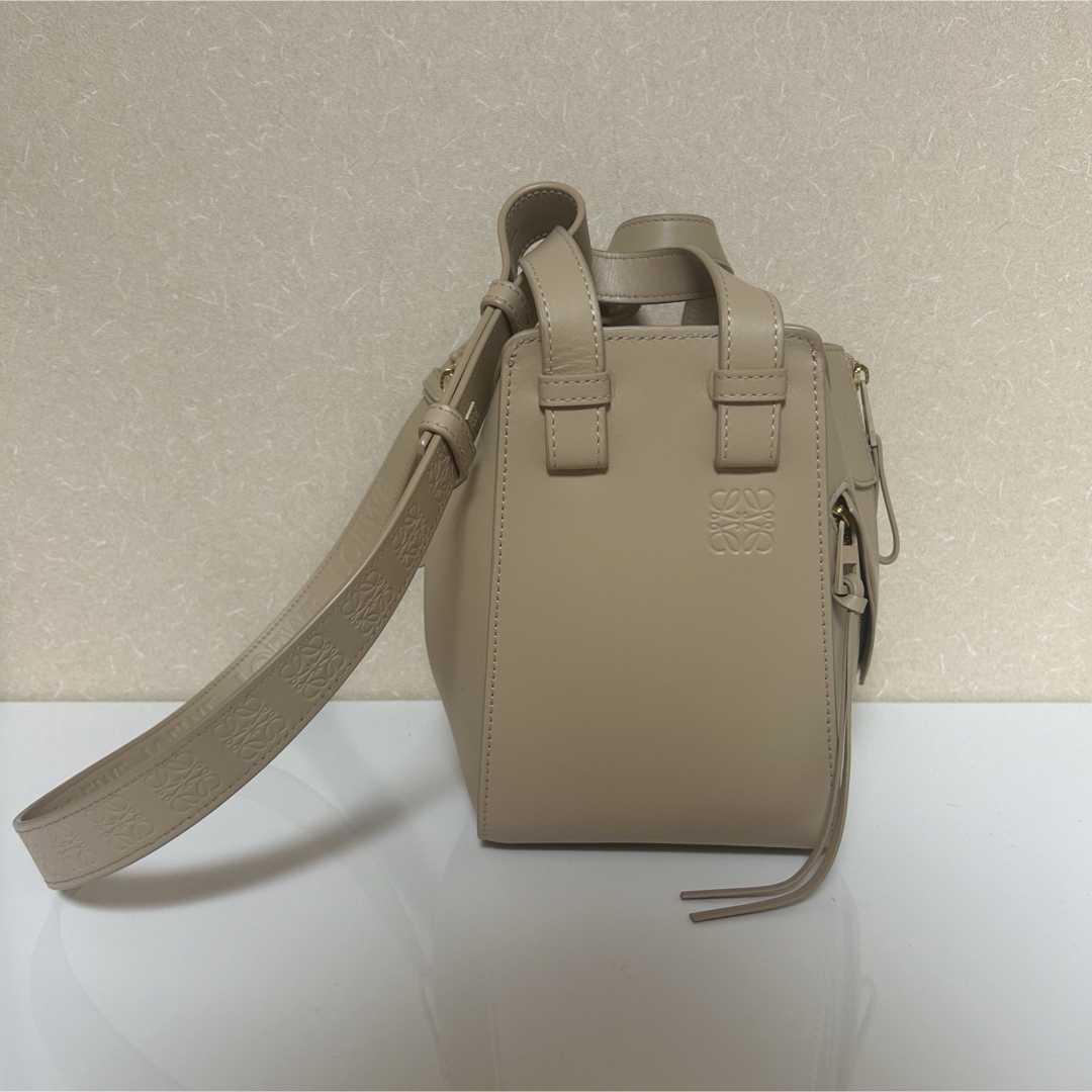 LOEWE - ロエベ ハンモック コンパクト ベージュ ハンドバッグ LOEWE - ロエベ ハンモック コンパクト ベージュ ハンドバッグ