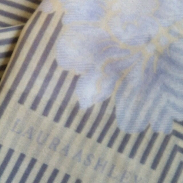 LAURA ASHLEY(ローラアシュレイ)のロ－ラアシュレイのスカーフ レディースのファッション小物(バンダナ/スカーフ)の商品写真
