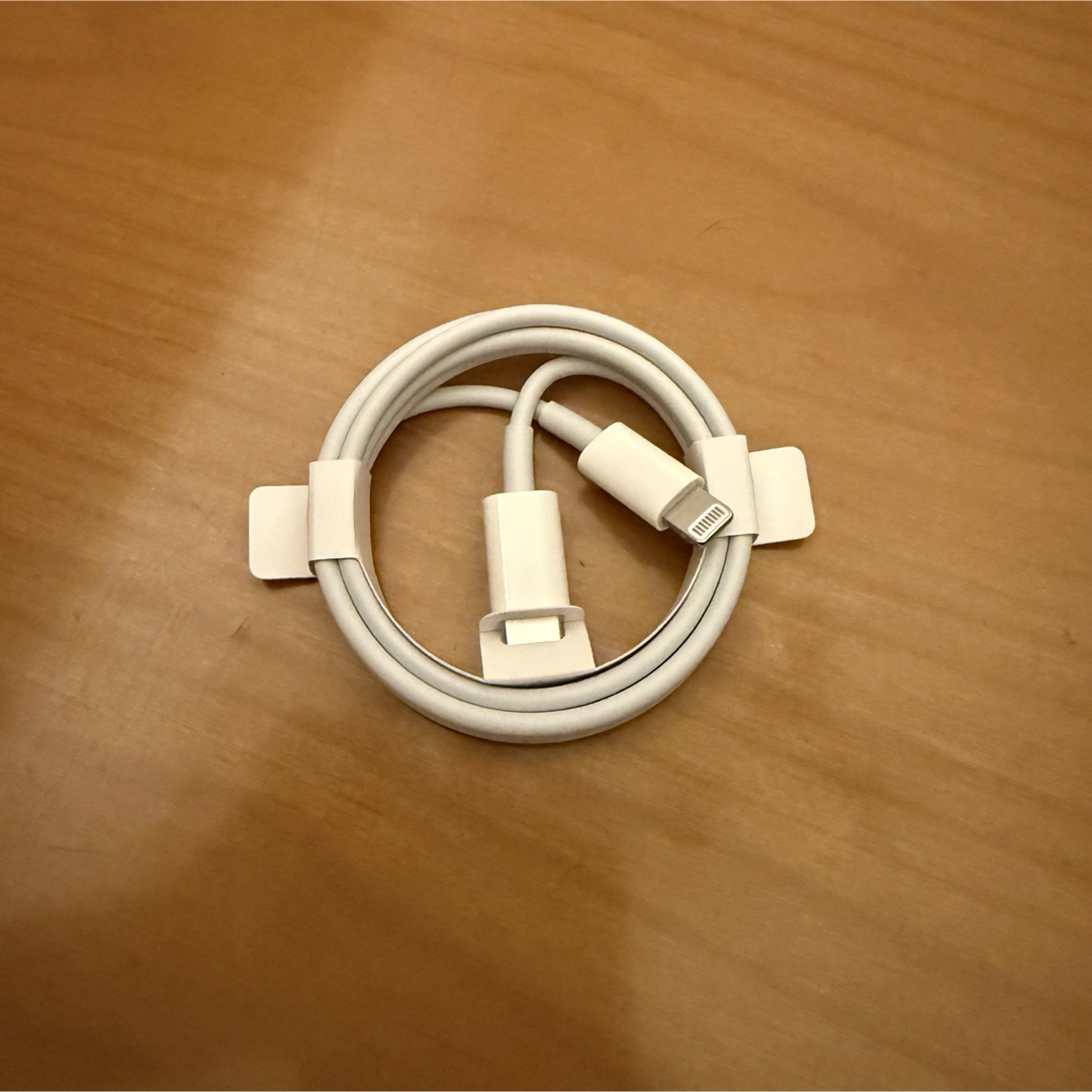 iPhone(アイフォーン)のiPhone 充電ケーブル 正規品 スマホ/家電/カメラのスマートフォン/携帯電話(バッテリー/充電器)の商品写真