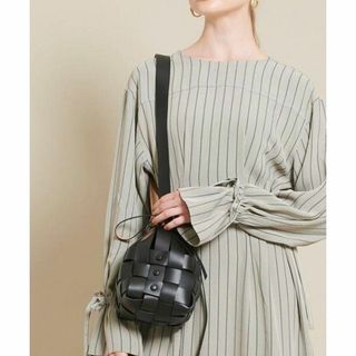 極美品 MARY AL TERNA(メアリオルターナ) HUG ショルダーバッグ(ショルダーバッグ)