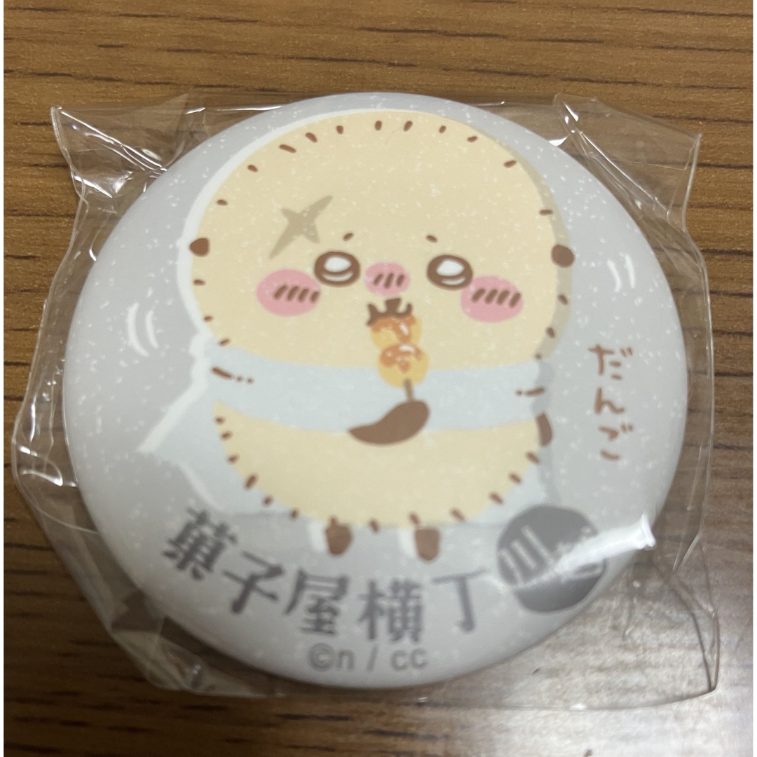 ちいかわもぐもぐ本舗 川越店限定 ガチャガチャ 缶バッジ ラッコ エンタメ/ホビーのアニメグッズ(バッジ/ピンバッジ)の商品写真