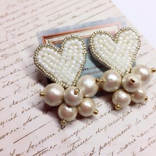 ハート ビーズ刺繍×コットンパール 大ぶりピアス(ピアス)